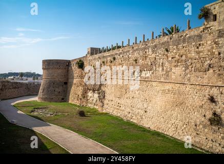 Die äußere Verteidigungsmauer der Burg Otranto, die im 15. Jahrhundert von der aragonesischen Dynastie Otranto, Apulien, Italien errichtet wurde. Stockfoto