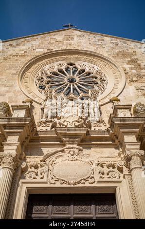 Blick auf das Rosenfenster auf der Vorderseite der romanischen Kathedrale von Otranto. Die katholische Basilika stammt aus dem 11. Jahrhundert und befindet sich in Otranto Stockfoto