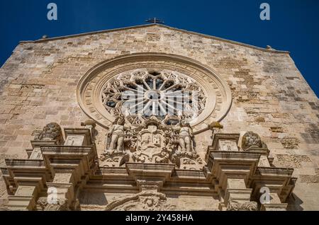 Blick auf das Rosenfenster auf der Vorderseite der romanischen Kathedrale von Otranto. Die katholische Basilika stammt aus dem 11. Jahrhundert und befindet sich in Otranto Stockfoto