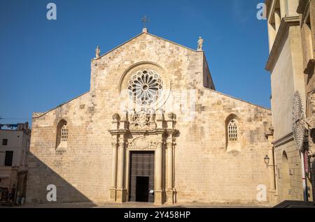 Die Vorderseite der romanischen Kathedrale von Otranto. Die katholische Basilika stammt aus dem 11. Jahrhundert und befindet sich in Otranto, Apulien, Italien. Stockfoto