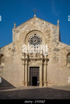 Die Vorderseite der romanischen Kathedrale von Otranto. Die katholische Basilika stammt aus dem 11. Jahrhundert und befindet sich in Otrano, Apulien, Italien. Stockfoto