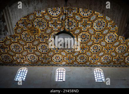 Die hölzerne Kassettendecke aus dem 17. Jahrhundert in der Kathedrale von Otrano, Apulien, Italien. Sie ist in Tafeln unterteilt, von denen jedes einzelne komplizierte dekorative Schnitte enthält Stockfoto