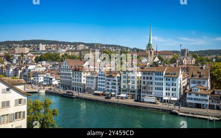 Ein Panorama über die Limmat in Richtung der evangelischen Predigerkirche aus dem 13. Jahrhundert im Herzen der Altstadt von Zürich, Schweiz. Stockfoto