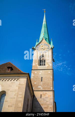 Blick auf die evangelische Fraumünster-Kirche mit ihrem hohen Turm und der großen Uhr in der Altstadt von Zürich, Schweiz. Es stammt aus dem 9. jahrhundert Stockfoto