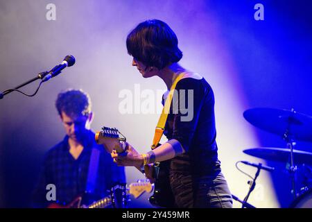 SHARON VAN ETTEN, YOUNG, GREEN MAN FESTIVAL 2014: Ein junger Sharon Van Etten spielt eine frühe Tour live auf der Mountain Stage beim Green man Festival 2014 im Glanusk Park, Brecon, Wales, August 2014. Foto: Rob Watkins. INFO: Sharon Van Etten ist eine US-amerikanische Singer-Songwriterin, die für ihre emotionale Stimme und ihre sehr persönlichen Texte bekannt ist. Ihre Musik verbindet Indie-Rock, Folk und elektronische Einflüsse und erforscht Themen wie Liebe, Herzschmerz und Heilung und schafft eine rohe, introspektive, und kraftvolle emotionale Erfahrung. Stockfoto