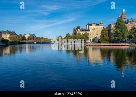 Norrköping Uferpromenade und Motala Stream am am Refvens Grund während eines Septemberabends in Norrköping, Schweden 2024 Stockfoto