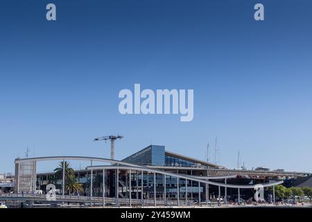 Barcelona, Spanien - 15. September 2024: Szenische Aufnahme des Einkaufszentrums Maremagnum aus Sicht vom Meer aus, mit seiner zeitgenössischen Struktur und seiner erstklassigen Ausstattung Stockfoto
