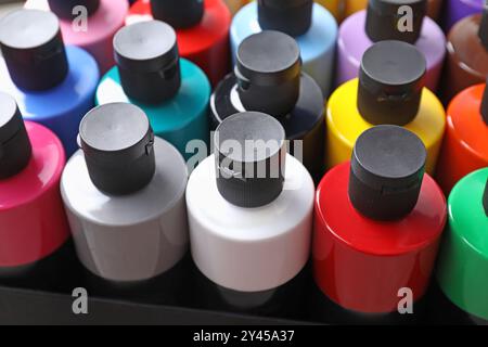 Acrylfarben in verschiedenen Farben in Flaschen, Nahaufnahme Stockfoto