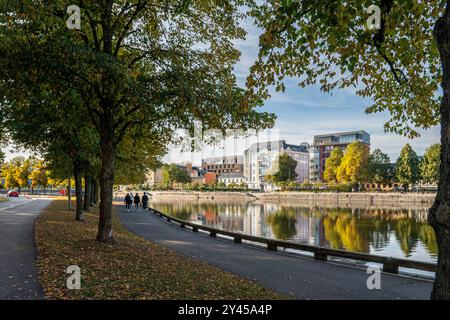 Blick von der Straße Hamngatan über den Motala-Fluss in Richtung Norrköping-Uferpromenade Saltängen an einem Septemberabend in Norrköping, Schweden 2024 Stockfoto