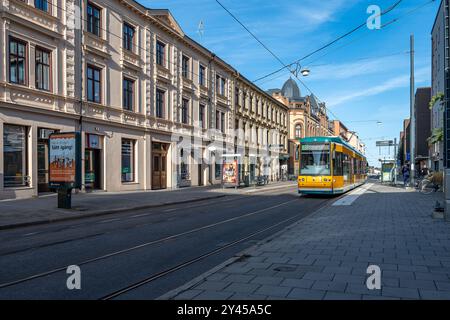 Alte Gebäude und Straßenbahn an der Straße Trädgårdsgatan gegenüber dem Neuen Platz in Norrköping. Norrköping ist eine historische Industriestadt in Schweden. Stockfoto