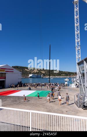 Barcelona, Spanien - 15. September 2024: Von Prada gesponsertes Segelboot der italienischen Mannschaft legt im Hafen von Barcelona an, mit Blick auf den 37. America's Cup HE Stockfoto