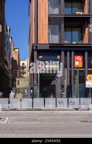 Barcelona, Spanien - 15. September 2024: Eine Momentaufnahme des U-Bahn-Eingangs Arc de Triomf, die sein historisches Design in einer lebhaften städtischen Umgebung unterstreicht Stockfoto