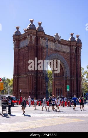 Barcelona, Spanien - 15. September 2024: Touristen treffen sich um den Triumphbogen in Barcelona und erleben die lebendige und historische Atmosphäre Stockfoto