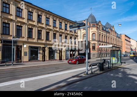 Alte Gebäude und Verkehr an der Straße Trädgårdsgatan gegenüber dem Neuen Platz in Norrköping. Norrköping ist eine historische Industriestadt in Schweden. Stockfoto