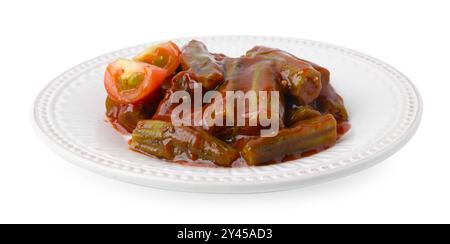 Leckerer Eintopf mit Okra und Tomatensauce, isoliert auf weiß Stockfoto