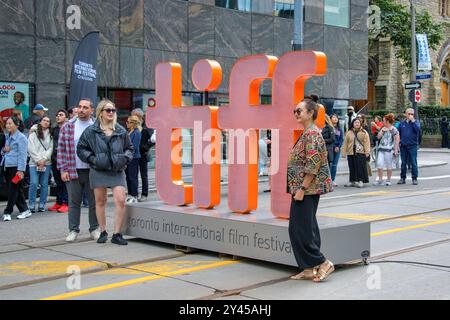 Die Leute posieren für Bilder vom Toronto International Film Festival auf der King Street. Stockfoto