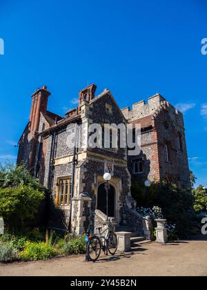 Tower House, Westgate Gardens, Canterbury Wappen, Latin, Hail Mother of England, Canterbury, Kent, England, Vereinigtes Königreich, GB Stockfoto