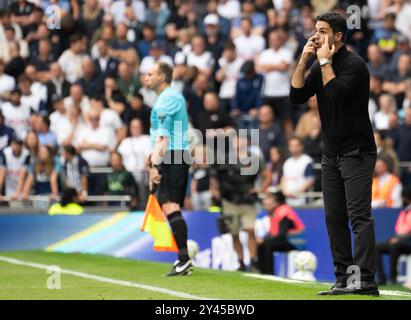 London, Großbritannien. September 2024. Mikel Arteta, der Manager von Arsenal, reagiert. Premier League-Spiel, Tottenham Hotspur gegen Arsenal im Tottenham Hotspur Stadium in London am Sonntag, den 15. September 2024. Dieses Bild darf nur für redaktionelle Zwecke verwendet werden. Foto nur für redaktionelle Verwendung von Sandra Mailer/Andrew Orchard Sportfotografie/Alamy Live News Credit: Andrew Orchard Sportfotografie/Alamy Live News Stockfoto