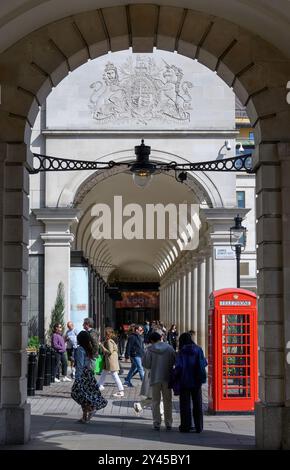 London, Großbritannien. Royal Opera House Arcade in Covent Garden. Königliches Wappen Stockfoto