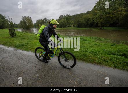 Prag, Tschechische Republik. September 2024. Am 15. September 2024 überflutete der Fluss Rokytka in Prag, Tschechische Republik. Meteorologen weiteten eine extreme Hochwasserwarnung auf fast das ganze Land aus. Quelle: Michaela Rihova/CTK Photo/Alamy Live News Stockfoto