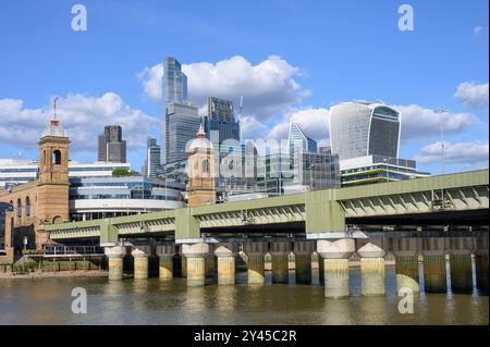 London, Großbritannien. Cannon Street Station, die Skyline der City of London und die Cannon Street Railway Bridge vom South Bank aus gesehen Stockfoto