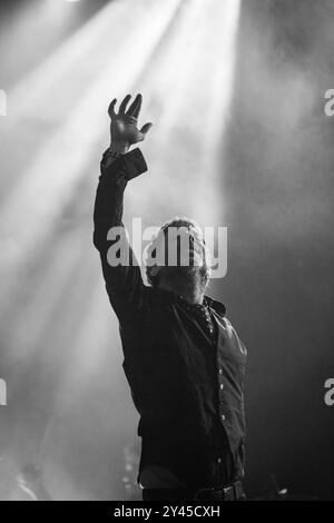 MERCURY REV, KONZERT, GREEN MAN FESTIVAL 2014: Jonathan Donahue der Sänger mit Mercury Rev, der ihre „Deserter's Songs Tour“ live als Headliner auf der Mountain Stage beim Green man Festival 2014 im Glanusk Park, Brecon, Wales, im August 2014 spielt. Foto: Rob Watkins. INFO: Mercury Rev, eine US-amerikanische Indie-Rock-Band, die 1989 in Buffalo, New York gegründet wurde, erlangte Anerkennung für ihre traumhaften Soundlandschaften und ihren experimentellen Ansatz. Hits wie „Goddess on a Hiway“ zeigen ihre ätherischen Melodien und psychedelischen Einflüsse und festigen ihren Status als Indie-Rock-Pioniere. Stockfoto