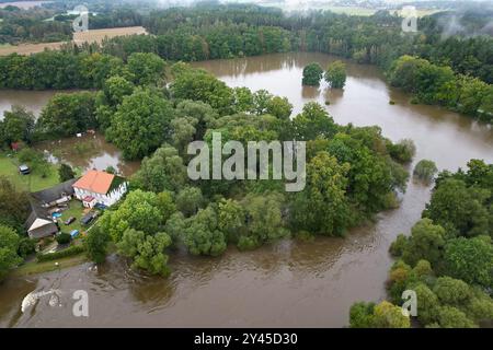 Hamr, Tschechische Republik. September 2024. Überflutete den Fluss Nezarka nach starken Regenfällen in Hamr, Südböhmische Region, Tschechische Republik, am 16. September 2024. Drohnenbild. Quelle: Lubos Pavlicek/CTK Photo/Alamy Live News Stockfoto