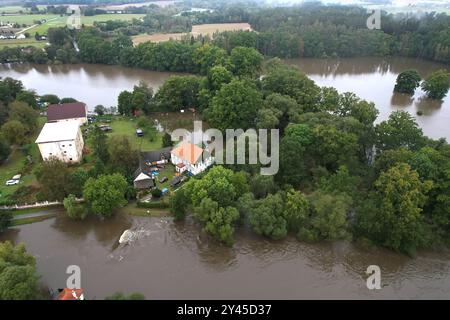 Hamr, Tschechische Republik. September 2024. Überflutete den Fluss Nezarka nach starken Regenfällen in Hamr, Südböhmische Region, Tschechische Republik, am 16. September 2024. Drohnenbild. Quelle: Lubos Pavlicek/CTK Photo/Alamy Live News Stockfoto