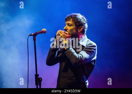 MERCURY REV, KONZERT, GREEN MAN FESTIVAL 2014: Jonathan Donahue der Sänger mit Mercury Rev, der ihre „Deserter's Songs Tour“ live als Headliner auf der Mountain Stage beim Green man Festival 2014 im Glanusk Park, Brecon, Wales, im August 2014 spielt. Foto: Rob Watkins. INFO: Mercury Rev, eine US-amerikanische Indie-Rock-Band, die 1989 in Buffalo, New York gegründet wurde, erlangte Anerkennung für ihre traumhaften Soundlandschaften und ihren experimentellen Ansatz. Hits wie „Goddess on a Hiway“ zeigen ihre ätherischen Melodien und psychedelischen Einflüsse und festigen ihren Status als Indie-Rock-Pioniere. Stockfoto