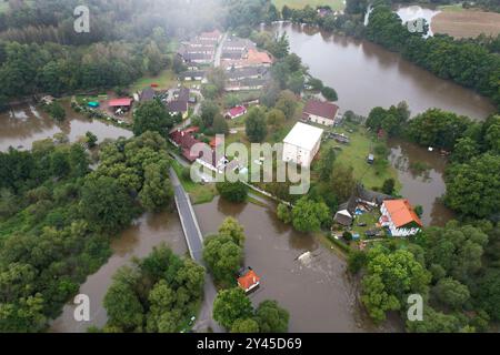 Hamr, Tschechische Republik. September 2024. Überflutete den Fluss Nezarka nach starken Regenfällen in Hamr, Südböhmische Region, Tschechische Republik, am 16. September 2024. Drohnenbild. Quelle: Lubos Pavlicek/CTK Photo/Alamy Live News Stockfoto