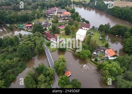 Hamr, Tschechische Republik. September 2024. Überflutete den Fluss Nezarka nach starken Regenfällen in Hamr, Südböhmische Region, Tschechische Republik, am 16. September 2024. Drohnenbild. Quelle: Lubos Pavlicek/CTK Photo/Alamy Live News Stockfoto