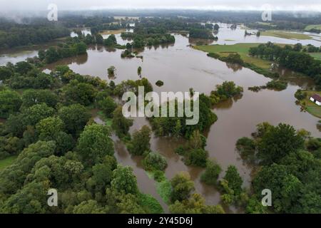 Hamr, Tschechische Republik. September 2024. Überflutete den Fluss Nezarka nach starken Regenfällen in der Nähe von Hamr, Südböhmische Region, Tschechische Republik, am 16. September 2024. Drohnenbild. Quelle: Lubos Pavlicek/CTK Photo/Alamy Live News Stockfoto