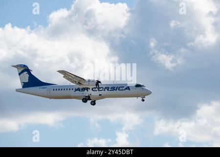Marignane, Frankreich. September 2024. Seitenansicht eines Air Corsica Flugzeugs, das am Flughafen Marseille Provence landet, ATR 72-600, Flug Calvi Marseille Stockfoto