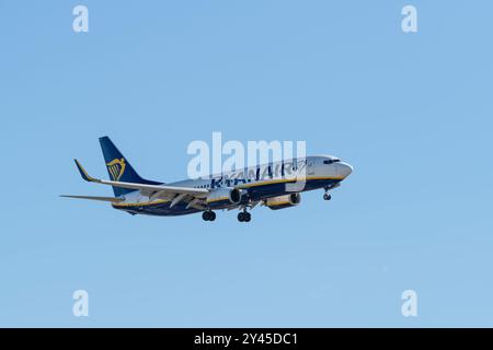 Marignane, Frankreich. September 2024. Vorderansicht eines RYANAIR-Flugzeugs, das am Flughafen Marseille Provence landet, Boeing 737 MAX 8, Flug Porto Marseille Stockfoto