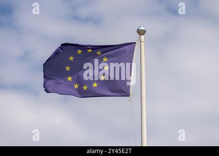 Foto einer EU-Europa-Flagge, die an einem sonnigen Sommertag im Wind weht Stockfoto