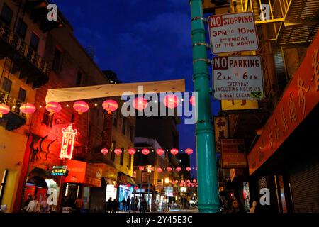 San Francisco - Chinatown bei Nacht mit Lichtern Stockfoto