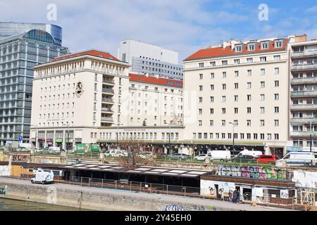 Wien, Georg Emmering Hof, ein großes kommunales Wohngebäude der Nachkriegszeit gegenüber dem Donaukanal, mit Kindergarten und grünem Innenhof, Stockfoto