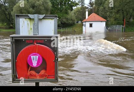 Hamr, Tschechische Republik. September 2024. ***BILDKORREKTUR*** überflutete den Fluss Nezarka nach starken Regenfällen in Hamr, Südböhmische Region, Tschechische Republik, am 16. September 2024. Auf dem Foto sind überflutete Hamr wier und ein kleines Wasserkraftwerk zu sehen. Quelle: Lubos Pavlicek/CTK Photo/Alamy Live News Stockfoto