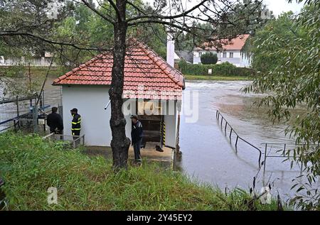 Hamr, Tschechische Republik. September 2024. ***BILDKORREKTUR*** überflutete den Fluss Nezarka nach starken Regenfällen in Hamr, Südböhmische Region, Tschechische Republik, am 16. September 2024. Auf dem Foto sind überflutete Hamr-Wehr und ein kleines Wasserkraftwerk zu sehen. Quelle: Lubos Pavlicek/CTK Photo/Alamy Live News Stockfoto