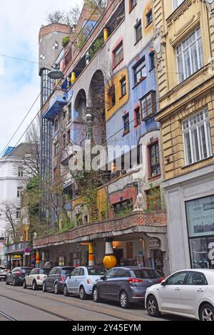 Das Hundertwasserhaus, Wien, ein städtisches 50-Apartmentgebäude, eklektisch, bizarr sogar, gestaltet, um menschenfreundlich, dramatische Texturen und Farben zu sein Stockfoto