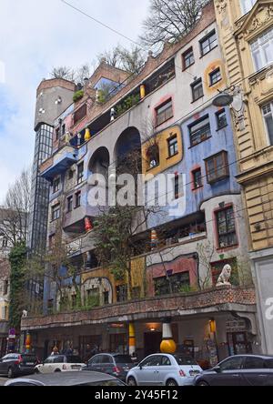 Das Hundertwasserhaus, Wien, ein städtisches 50-Apartmentgebäude, eklektisch, bizarr sogar, gestaltet, um menschenfreundlich, dramatische Texturen und Farben zu sein Stockfoto