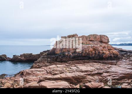 Natürliche Landschaft des felsigen Strandes und der Meereslandschaft entlang der bretonischen Küste, Côte de Granite Rose oder Pink Granit Coast in Frankreich Stockfoto