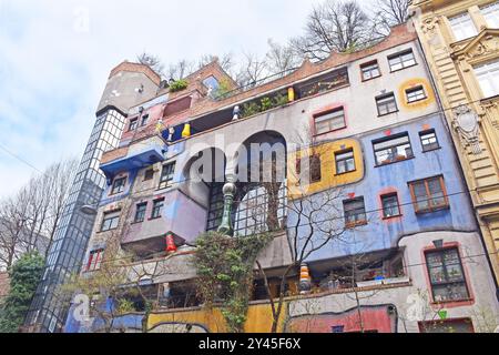 Das Hundertwasserhaus, Wien, ein städtisches 50-Apartmentgebäude, eklektisch, bizarr sogar, gestaltet, um menschenfreundlich, dramatische Texturen und Farben zu sein Stockfoto