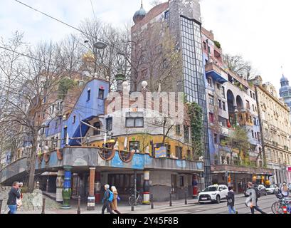 Das Hundertwasserhaus, Wien, ein städtisches 50-Apartmentgebäude, eklektisch, bizarr sogar, gestaltet, um menschenfreundlich, dramatische Texturen und Farben zu sein Stockfoto