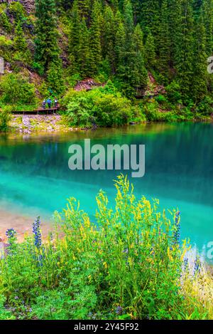 Der Kolsay-See liegt am Nordhang des Tian Shan-Gebirges im Südosten Kasachstans im Kolsay-Nationalpark Stockfoto