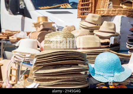 Verschiedene Strohhüte, bunte Kopfbedeckungen auf einem Marktstand im Freien, Sommeraccessoires, Modekonzept Stockfoto