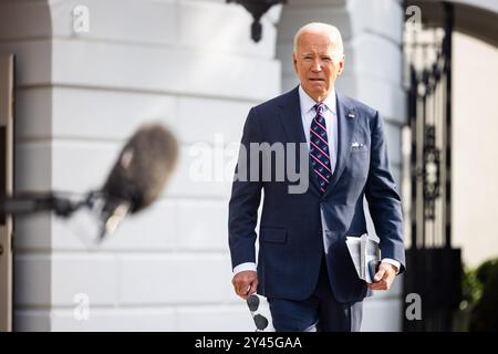 Washington, Usa. September 2024. US-Präsident Joe Biden bereitet sich darauf vor, kurz mit den Medien zu sprechen, bevor er am 16. September 2024 aus dem Weißen Haus zu einem Tagesausflug nach Wilmington, dann Philadelphia, in Washington, DC, USA, verlässt. Der Präsident sprach über den zweiten Attentat auf den republikanischen Präsidentschaftskandidaten Donald Trump und sagte, er sei froh, dass der frühere Präsident in Ordnung sei. Quelle: SIPA USA/Alamy Live News Stockfoto