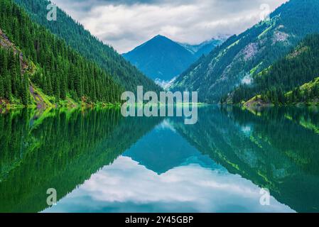 Der Kolsay-See liegt am Nordhang des Tian Shan-Gebirges im Südosten Kasachstans im Kolsay-Nationalpark Stockfoto