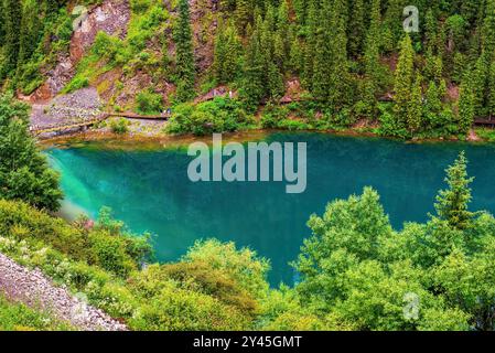 Der Kolsay-See liegt am Nordhang des Tian Shan-Gebirges im Südosten Kasachstans im Kolsay-Nationalpark Stockfoto