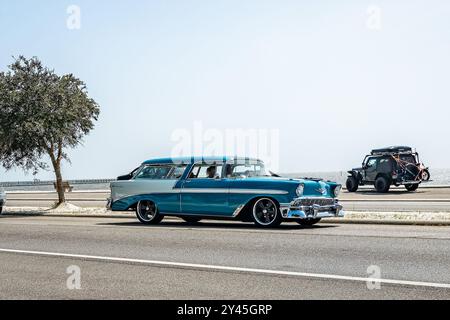 Gulfport, MS - 04. Oktober 2023: Weitwinkelansicht eines 1956er Chevrolet Bel Air Nomad Station Wagon auf einer lokalen Autoshow. Stockfoto